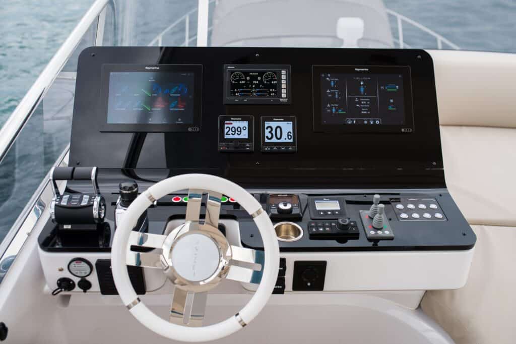 Mawi 14 Flybridge wheelhouse-min