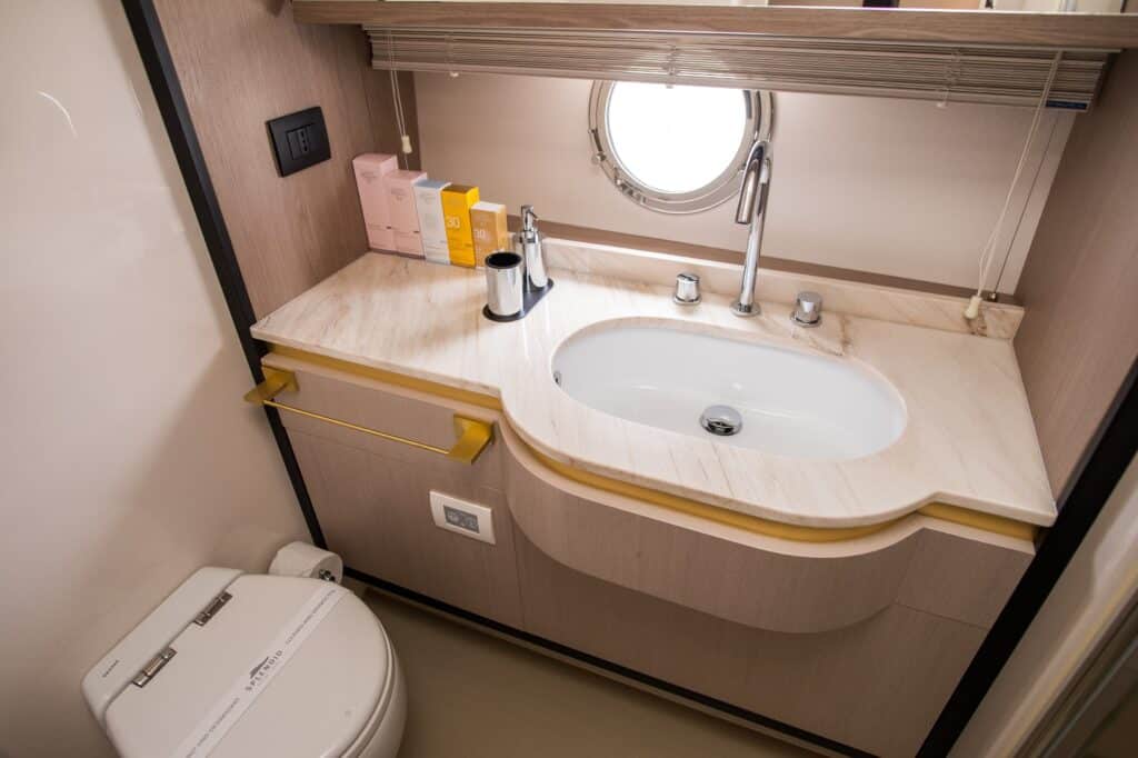 Mawi 39 Master cabin bathroom-min