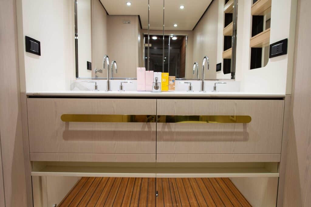 PREWI 38 MASTER CABIN-min