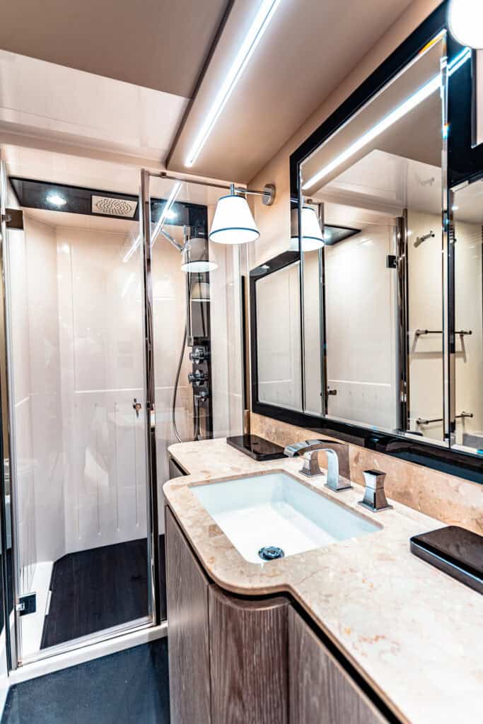 Azimut 66 Bathrooms (1)