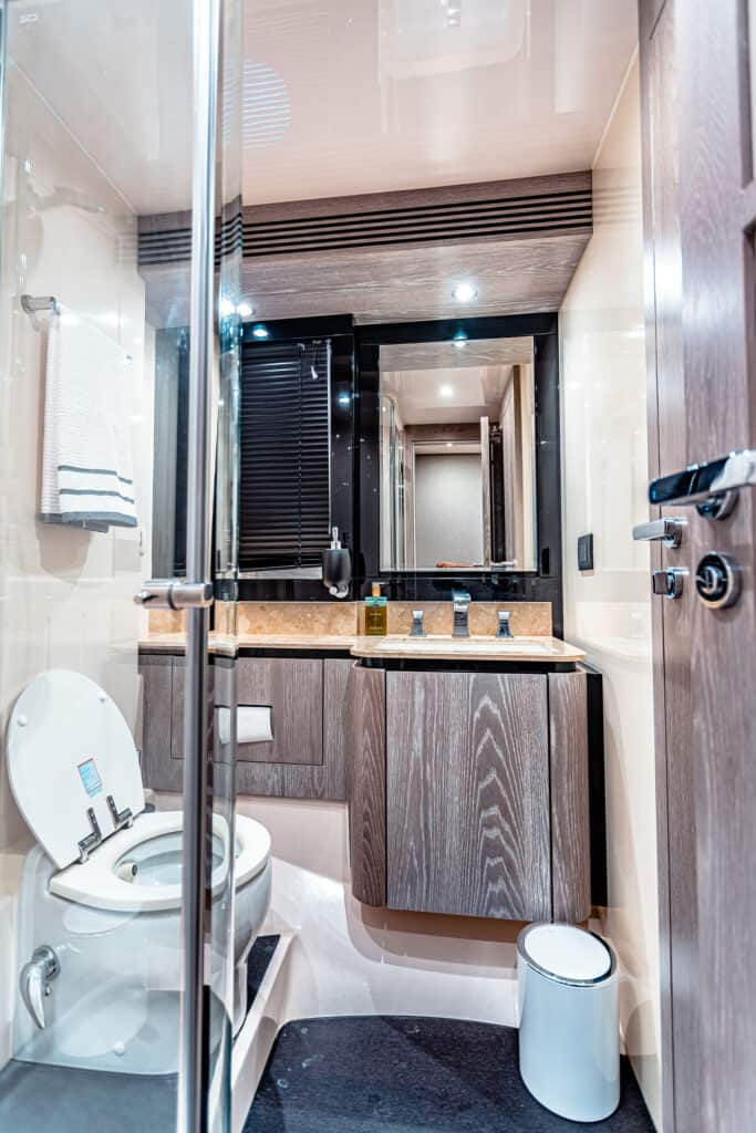 Azimut 66 Bathrooms (2)