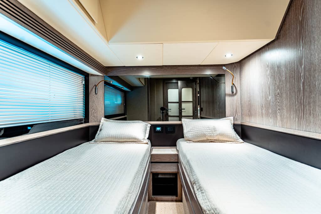 Azimut 66 Fatboy Twin cabin