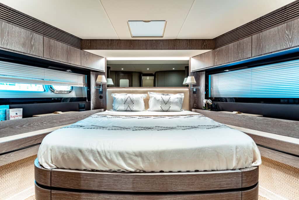 Azimut 66 Fatboy VIP cabin