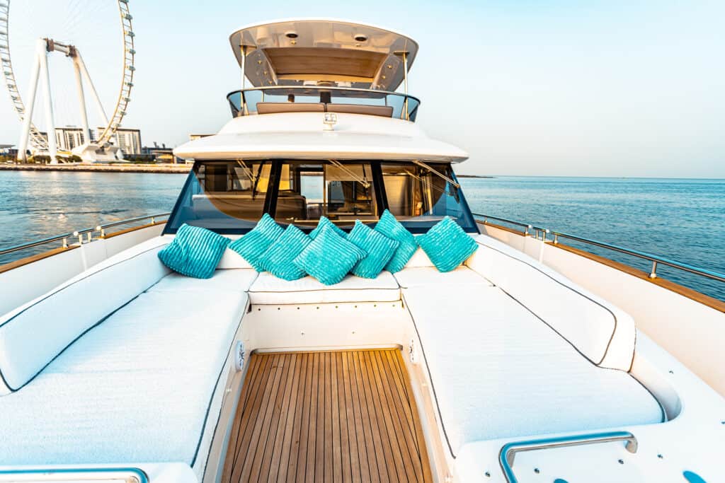 Azimut 66 Foredeck